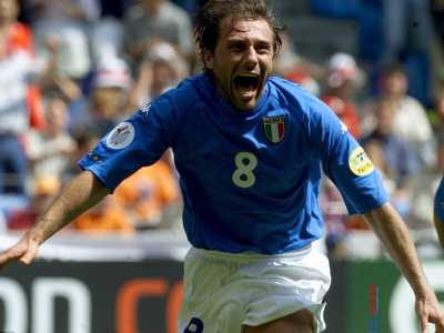 Motorino del centrocampo, Antonio Conte (Lecce, 1969) crebbe nel settore giovanile del Lecce rimanendo in giallorosso per nove anni e contribuendo anche alla mitica promozione in serie A del 1986. Venti presenze e due gol con gli Azzurri, selezione con cui prese parte ai Mondiali del 1994 e agli Europei del 2000